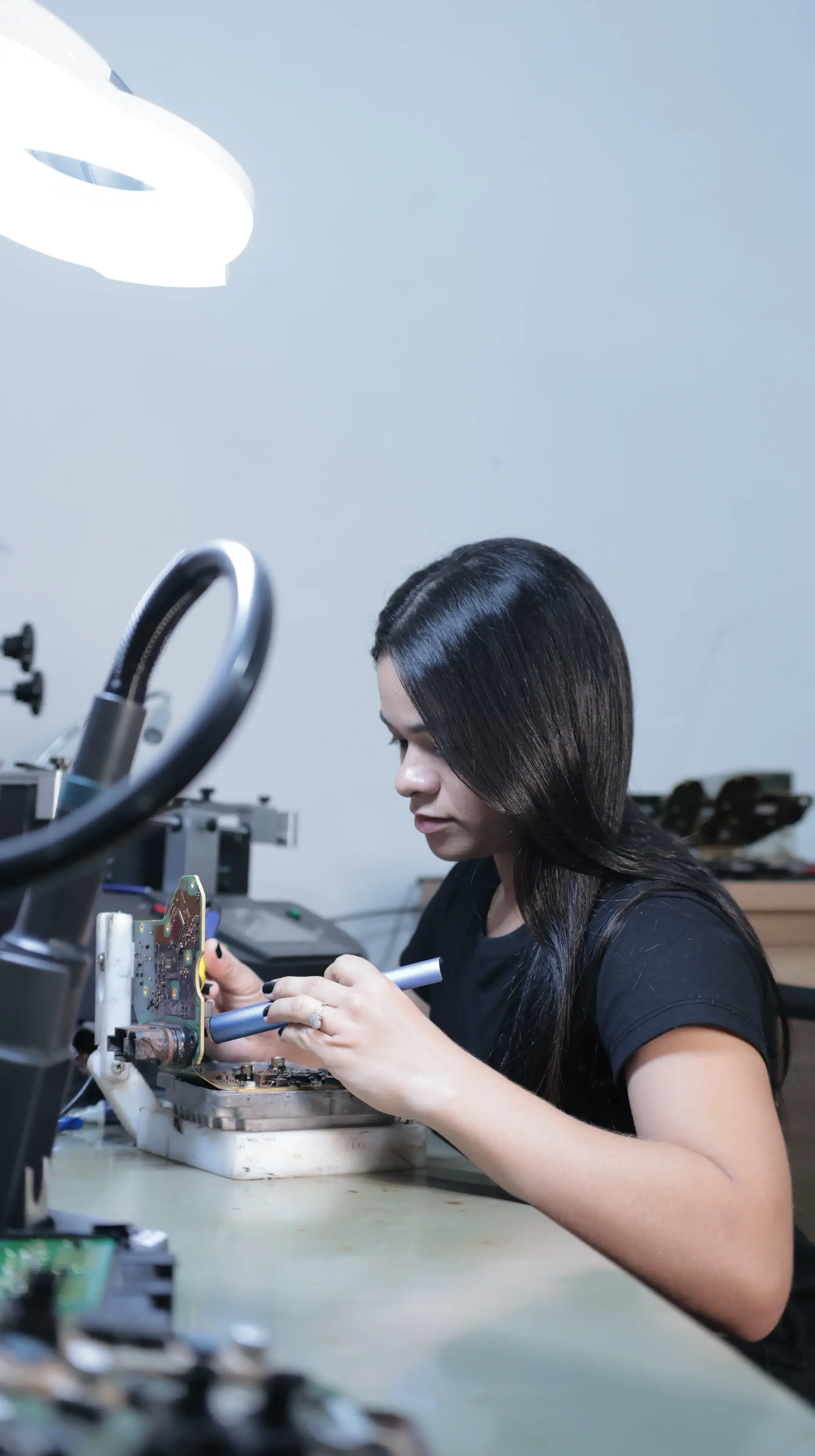 Técnica Titanium trabalhando em peça eletrônica